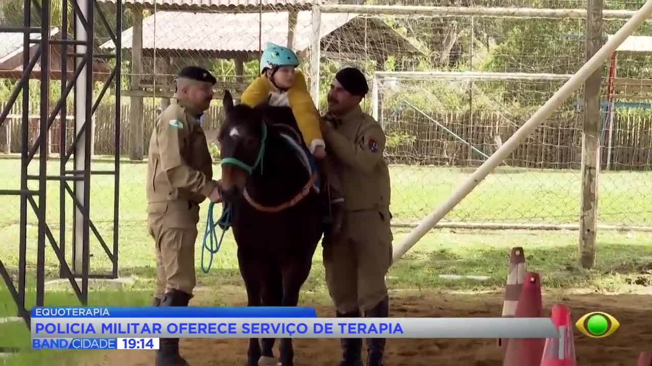 Equoterapia gratuita da PM atende crianças e jovens em Curitiba