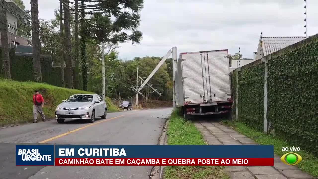 Caminhão bate em caçamba e derruba poste no Campo Comprido