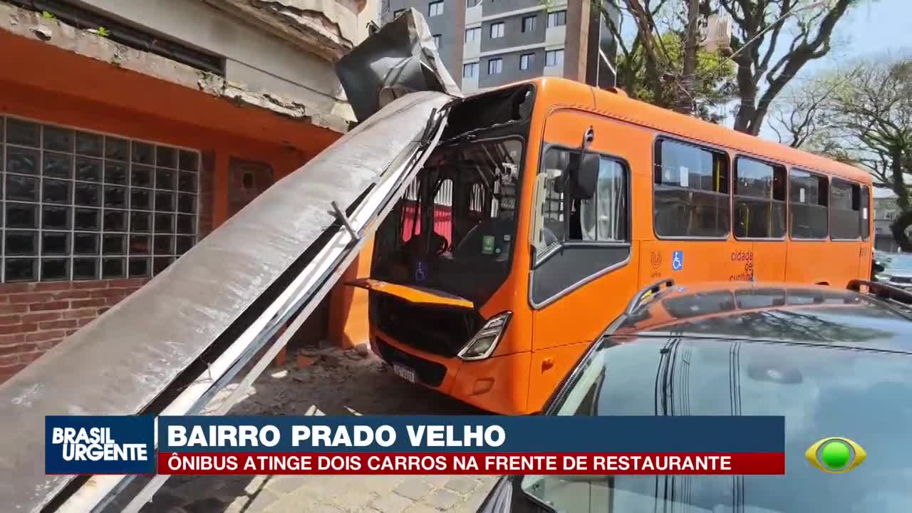 Ônibus bate em carro e derruba marquise de restaurante em Curitiba