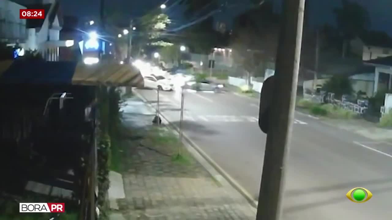 Imagens indicam alta velocidade de Mercedes em acidente em Curitiba