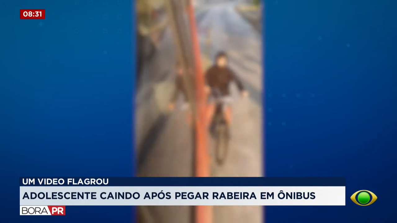 VÍDEO: adolescente cai ao pegar rabeira em canaleta de Curitiba