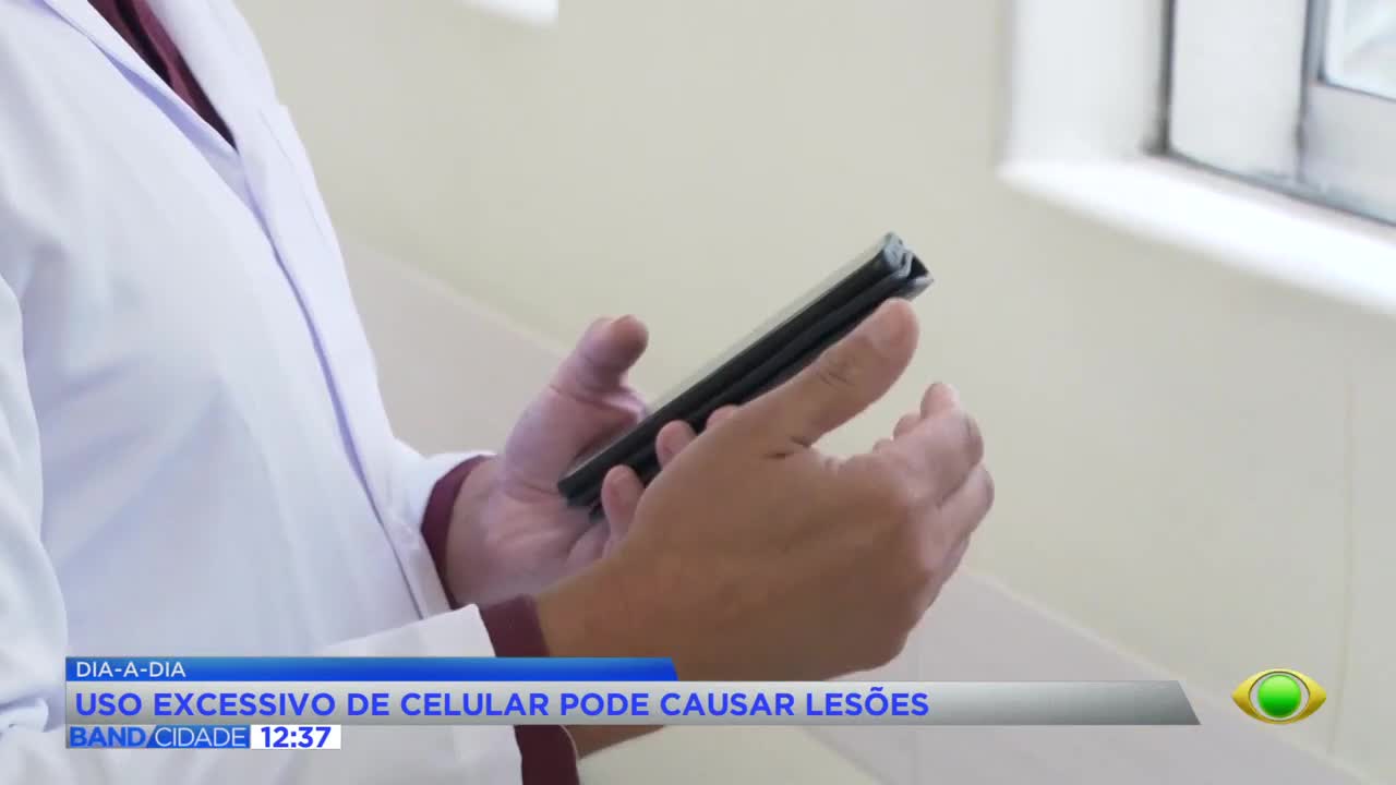 Uso excessivo de celular eleva risco de lesões posturais
