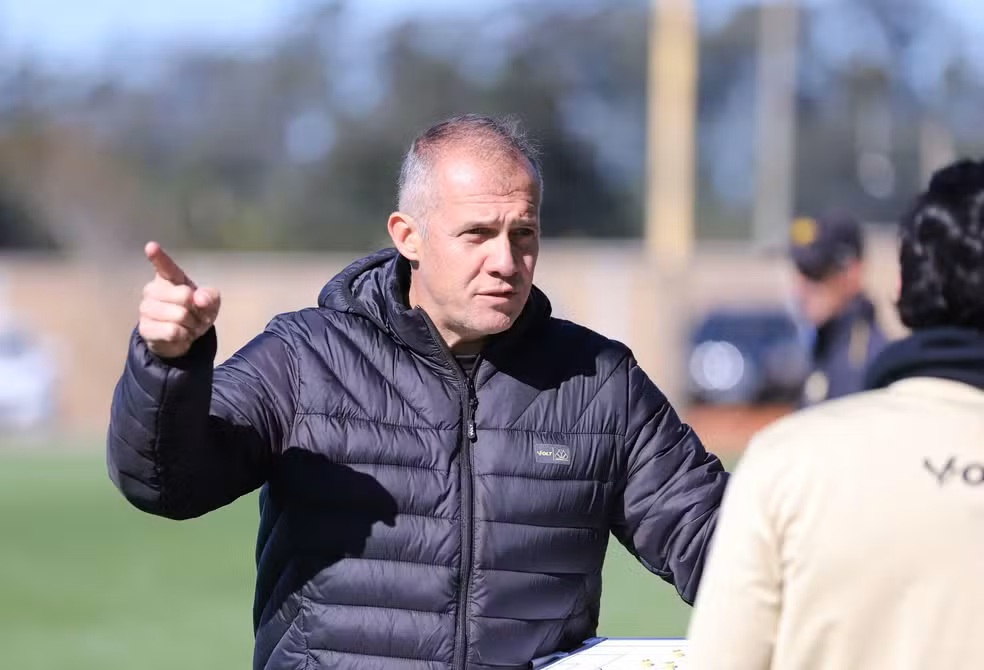 Cogitado no Inter, técnico do Criciúma é derrotado e xingado na Série B
