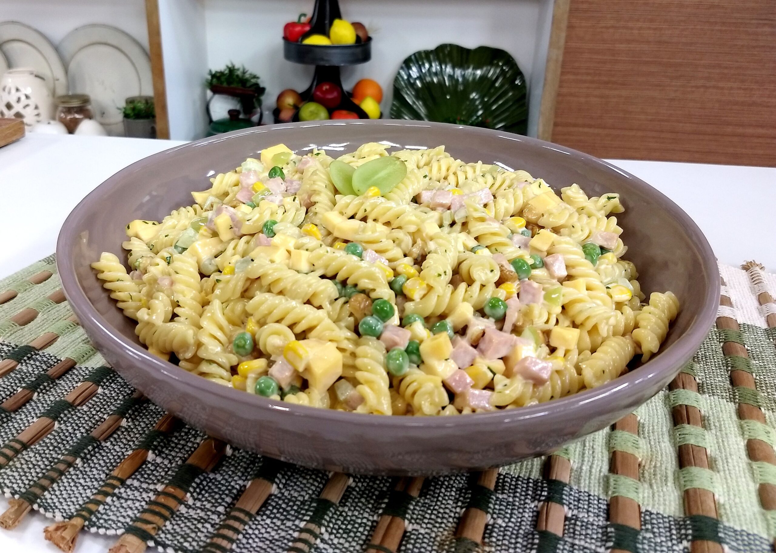 Sobrou macarrão? Transforme em uma salada cremosa em poucos minutos