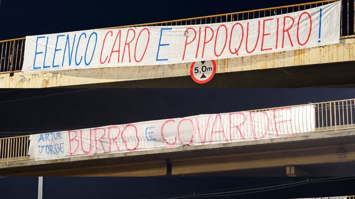 Torcida do Cruzeiro protesta com faixas após eliminação na Copa do Brasil