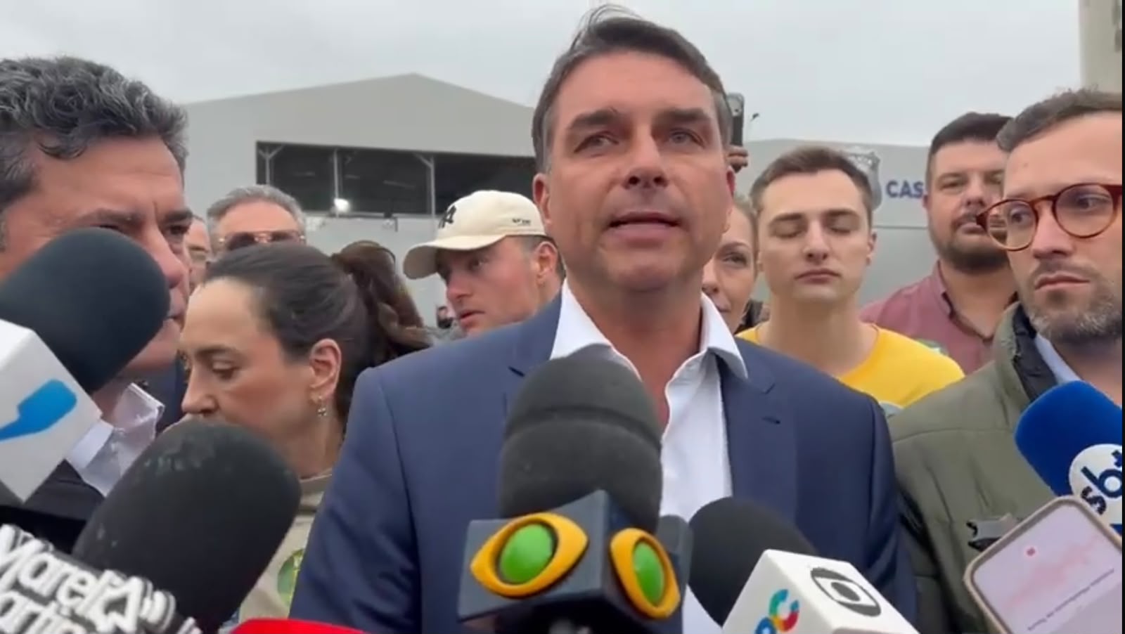 Flávio diz que Lula já 'virou um Biden': 'Não fala mais lé com cré'