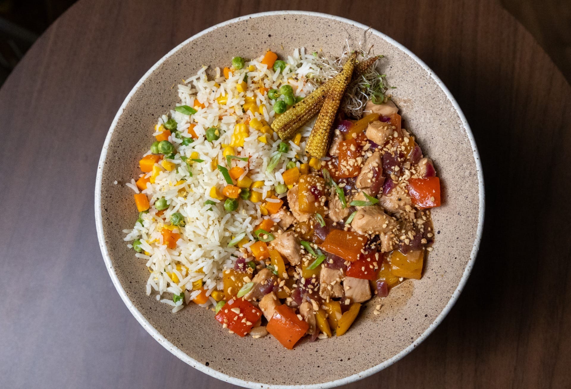 O que vai no frango xadrez? Saiba como fazer clássico chinês em casa