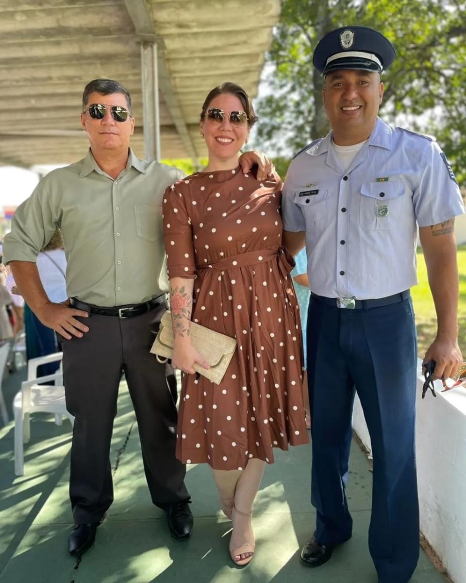 Gabriela ao lado do pai, Paulo, e do marido, Felipe, que apoiaram sua decisão de cursar Medicina I Crédito: Arquivo Pessoal
