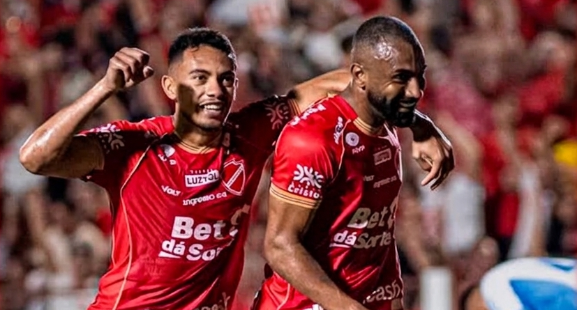Ex-Grêmio faz gol e garante vitória do líder da Série B