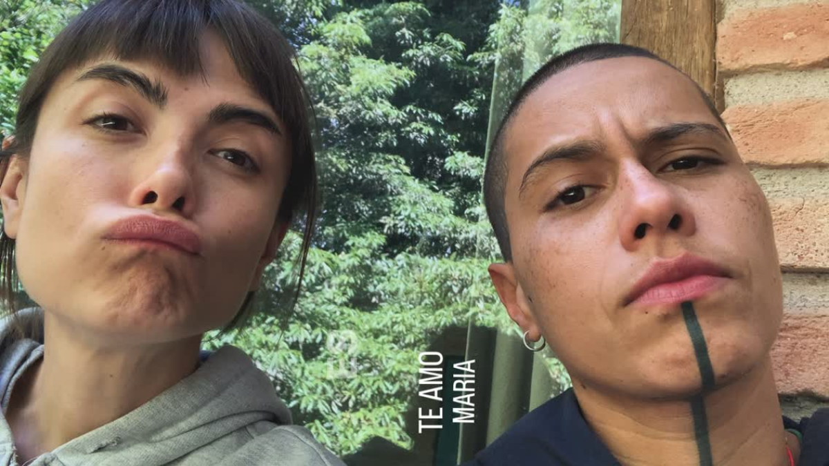 Maria Casadevall ganha declaração de namorada e faz rara aparição nas redes