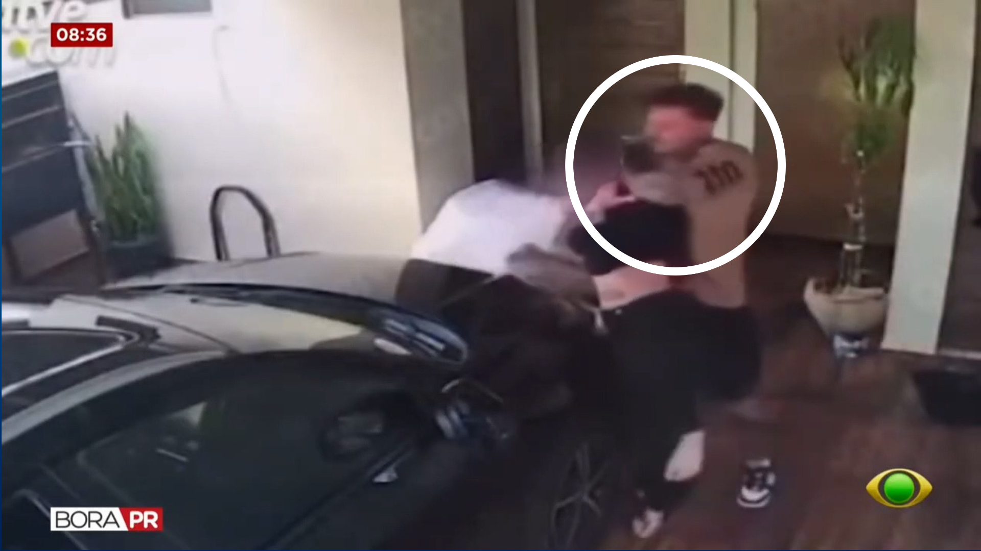 Câmera flagra homem aplicando mata-leão na ex; ele é preso em Cascavel
