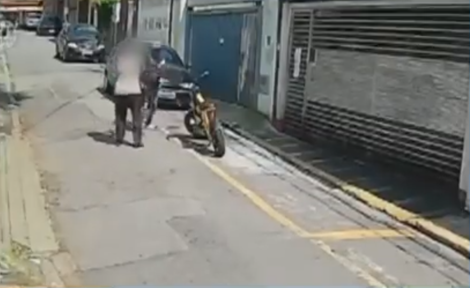Idosa de 80 anos é atacada com faca por falso entregador em SP