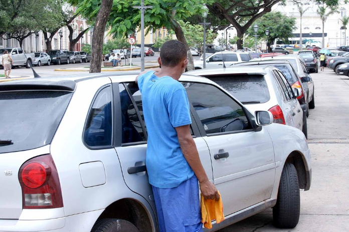 Veredores de BH aprovam em 1º turno a proibição de flanelinhas na cidade