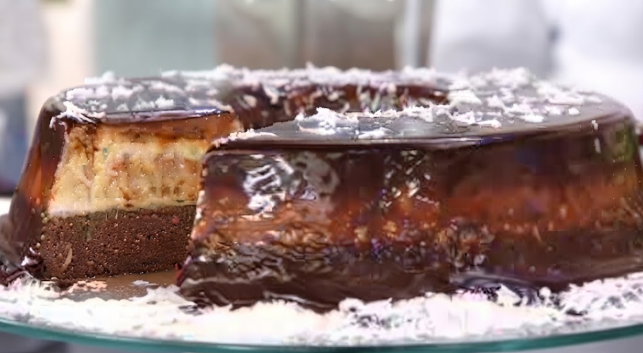 Pudim de prestígio preparado pela chef Ana Costa no programa Dia A Dia. (Reprodução/Dia A Dia/Band (Imagem com qualidade melhorada por Inteligência Artificial/Gemini)