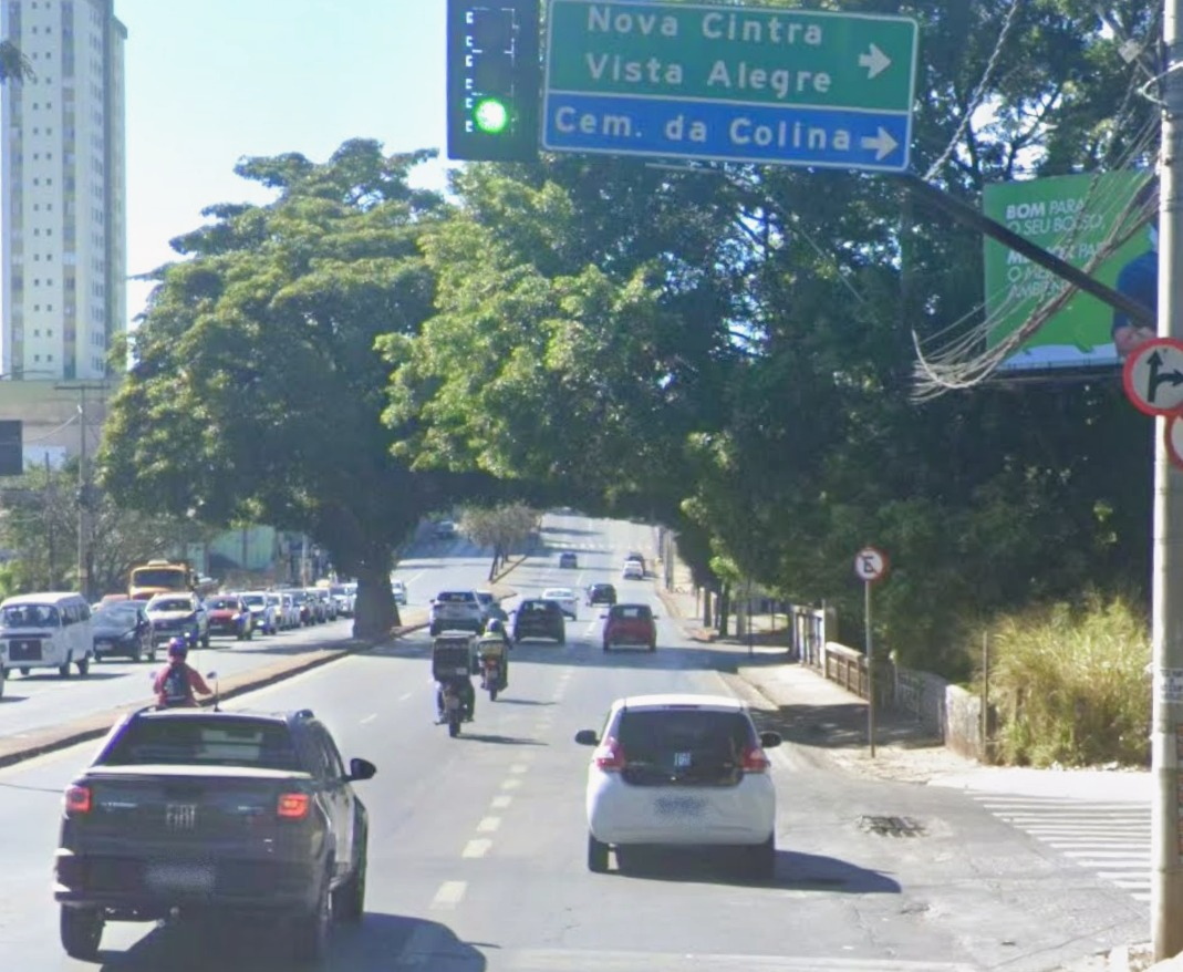Homem na motocicleta mata a tiros jovem que estava dentro de ônibus em BH