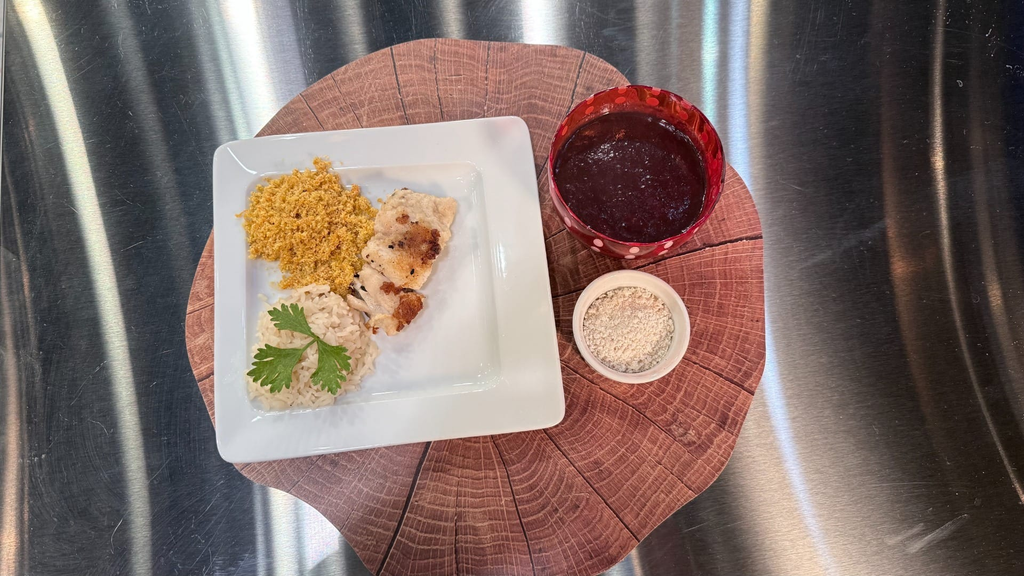 Peixe frito com açaí, arroz e farofa de aveia com cebola e cenoura, feita pelo time dos Ribeirinhos, no programa Escola de Sabores (Foto: Reprodução/Escola de Sabores)