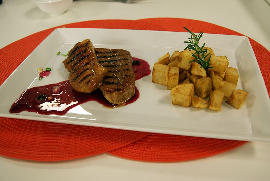 Picanha de porco com molho de jabuticaba, feita pelo Chef Daniel Bork, no programa Dia A Dia (Reprodução/Dia A Dia/Band)