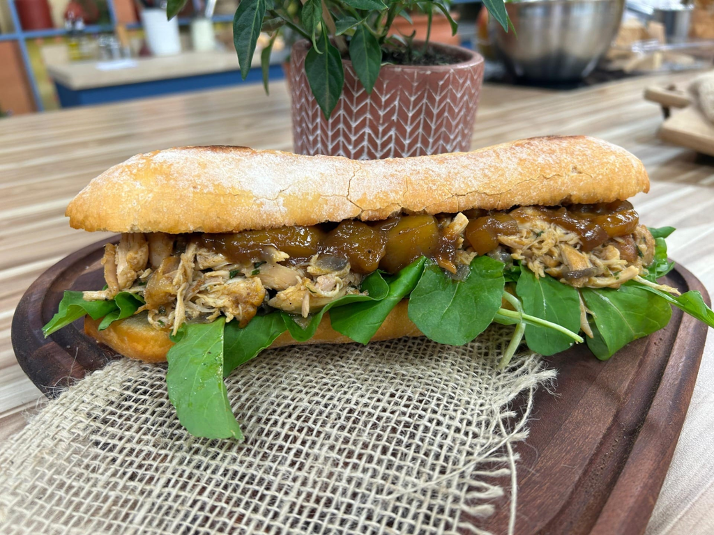 Sanduíche de frango assado com chutney de manga e rúcula, feita pela chef Bruno Hashimoto, no programa Melhor da Tarde (Reprodução/Melhor da Tarde/Band)