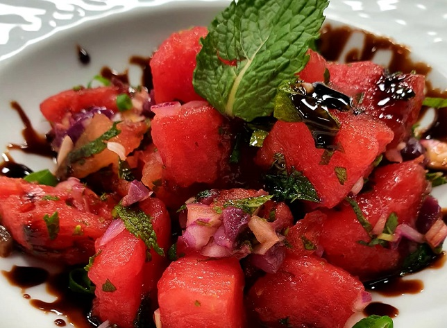 Salada de melancia, feita pelo chef Edson Leite, no programa The Chef. (Reprodução/The Chef/Band)