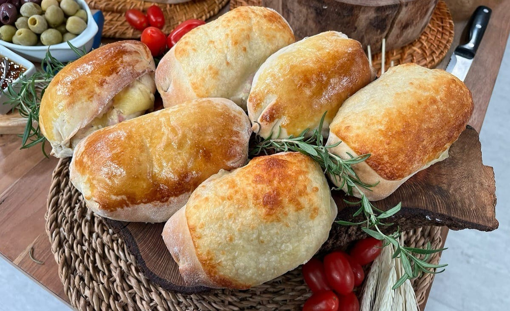 Pão recheado de presunto e queijo, feito pelo chef Bruno Hashimoto, no programa Melhor da Tarde (Reprodução/Melhor da Tarde/Band)
