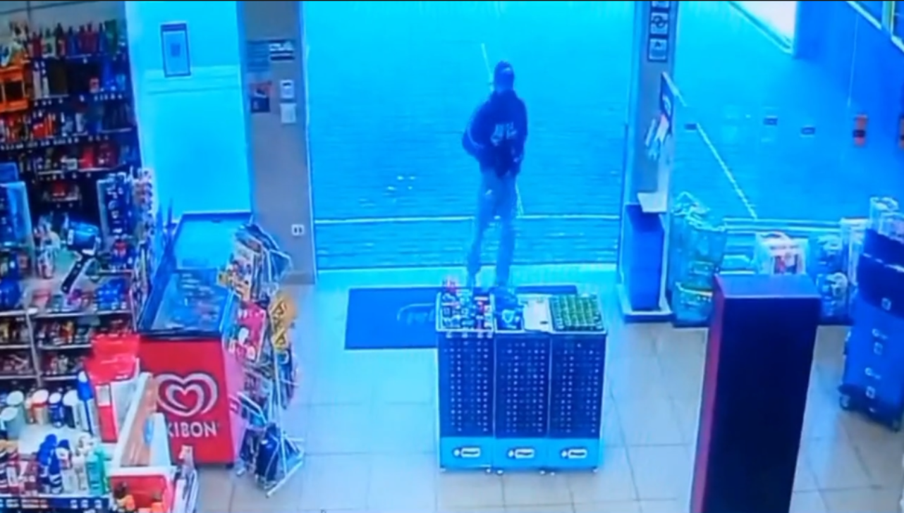 VÍDEO: Homem armado assalta farmácia em Campinas