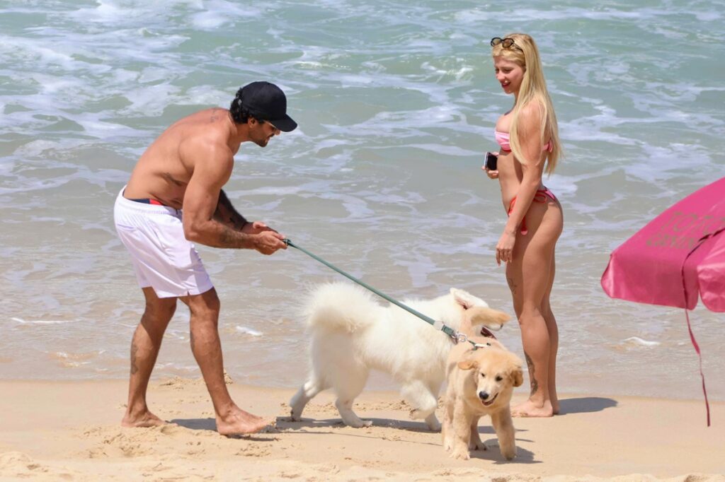 Jesus Luz curte dia de praia com a namorada, Rafaela