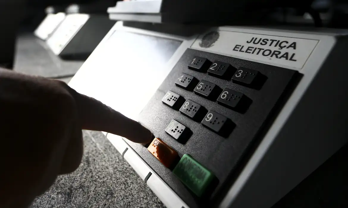 Datafolha: Lula tem empate técnico com Flávio, Caiado e Cury no 2º turno