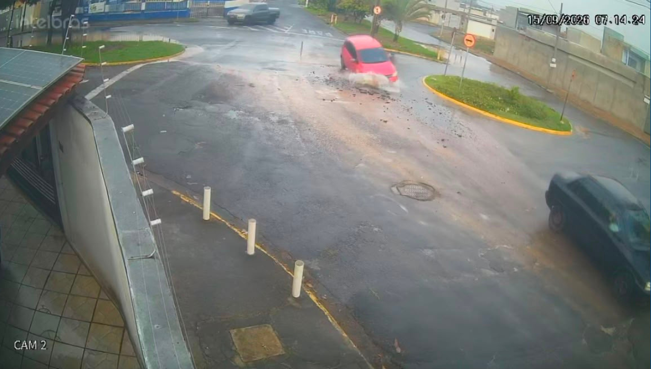 Carro cai em buraco cheio d'água no asfalto em Mogi Guaçu