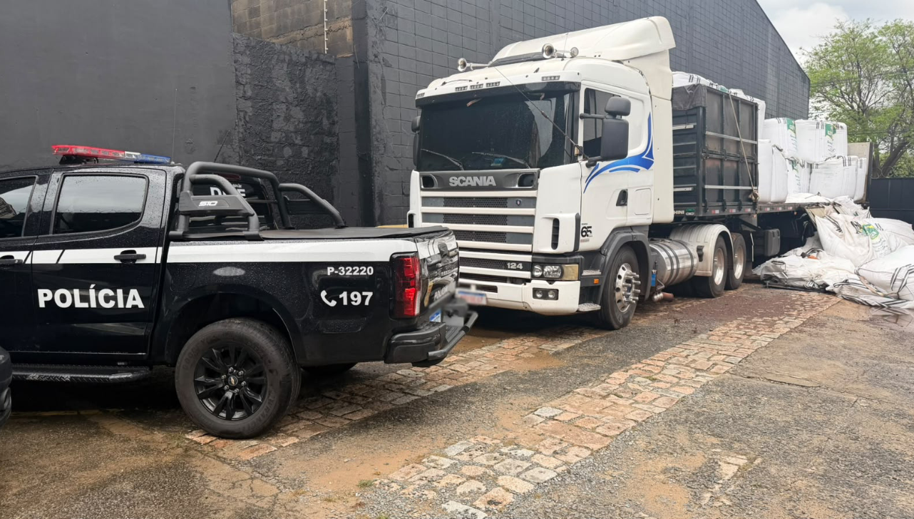 Polícia encontra 664 kg de maconha em caminhão com carga de adubo
