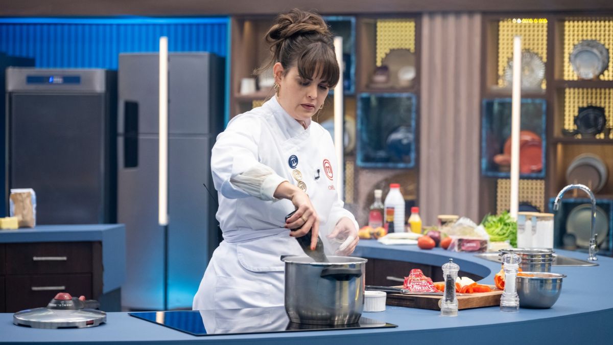 Carla queima prato na final do MasterChef e se desespera; assista