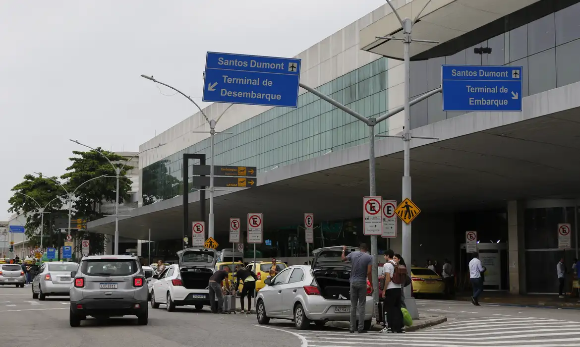 Bandidos roubam dois carros em frente ao Aeroporto Santos Dumont