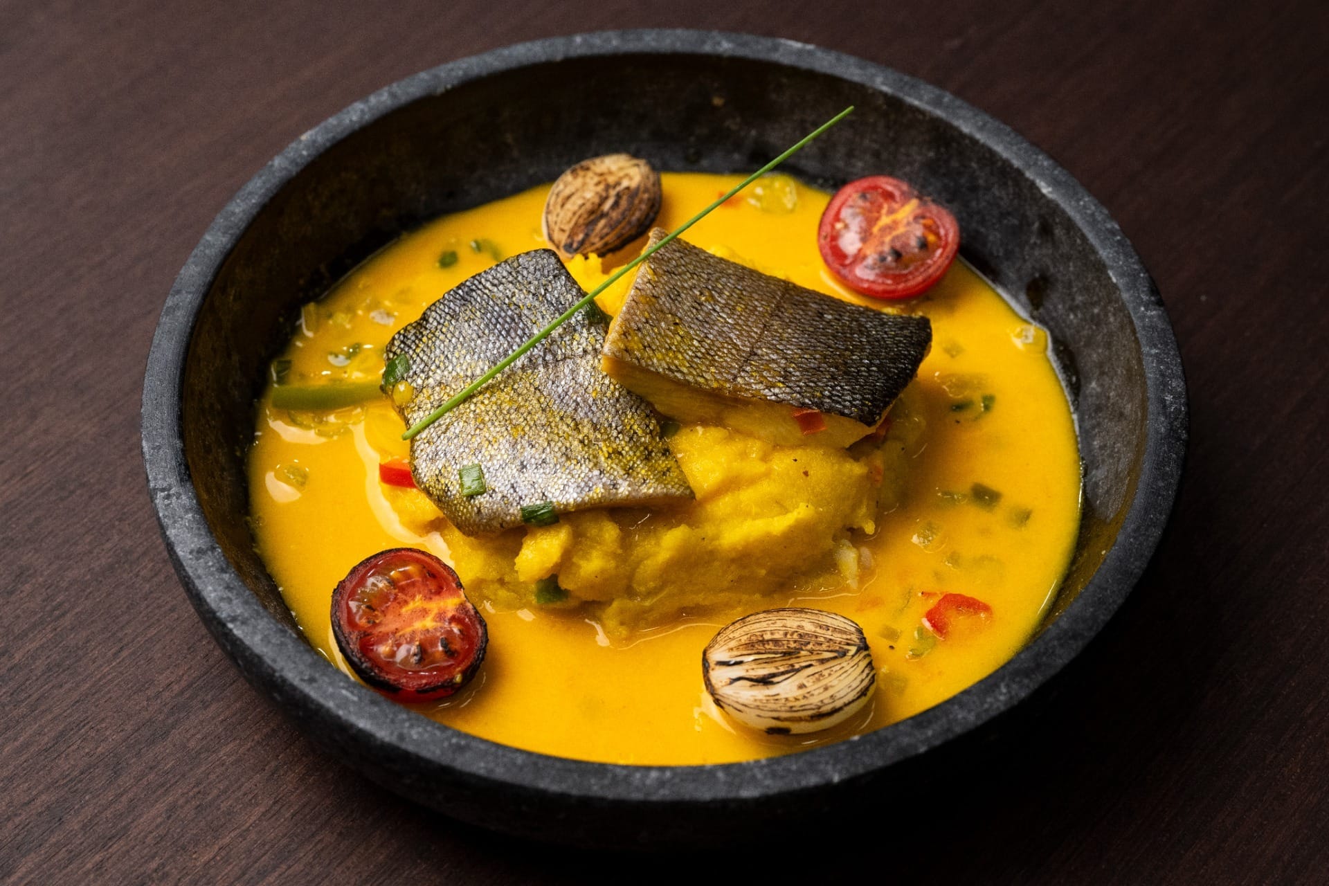 Moqueca de truta com pirão é prato cremoso e surpreendente; veja como fazer