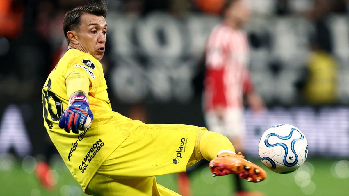 Após vexame na Copa, goleiro do Estudiantes se recupera na Libertadores