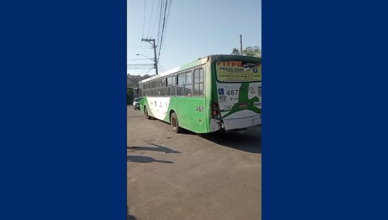 Ônibus sem freio desce rua e bate em muro de casa em Campinas