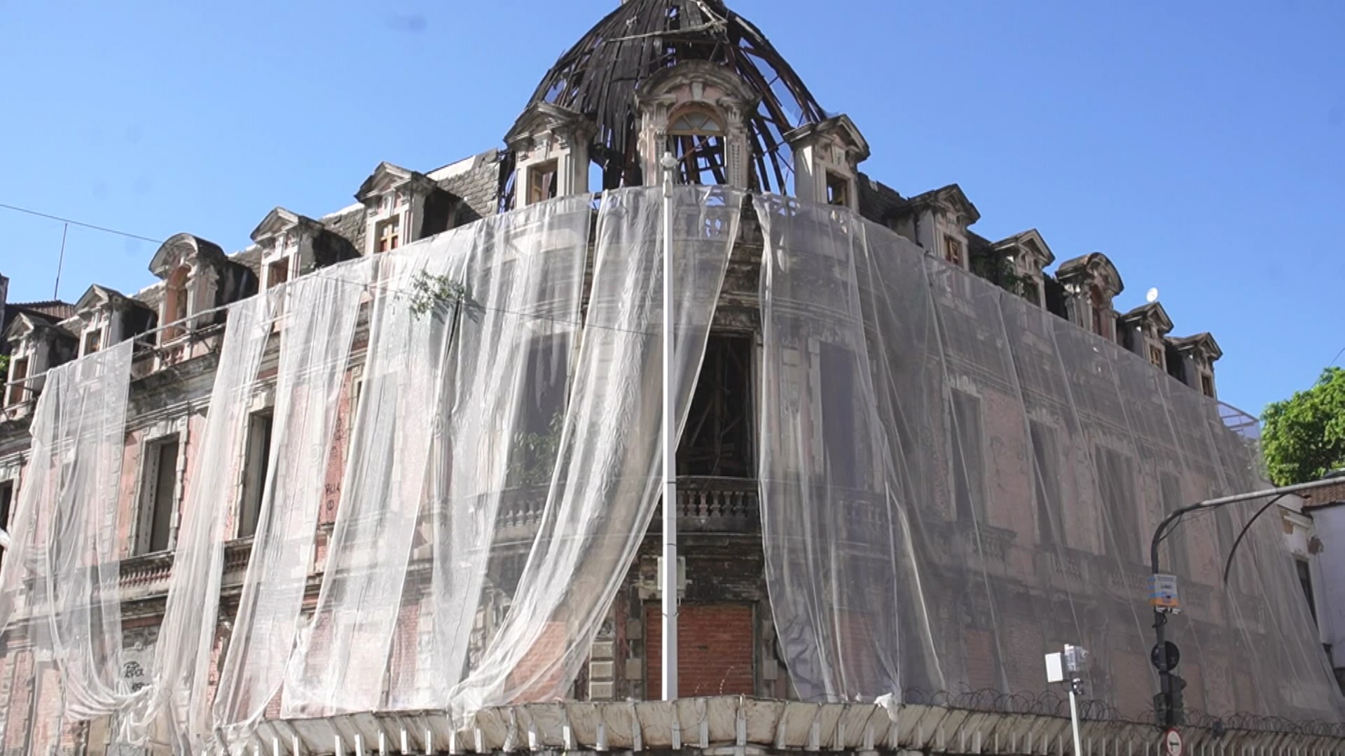 Palacete imperial no RJ sofre com abandono e risco de desabamento