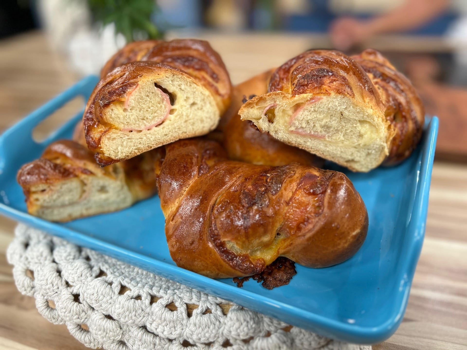 Pão trançado de presunto e queijo é opção leve para o fim de semana