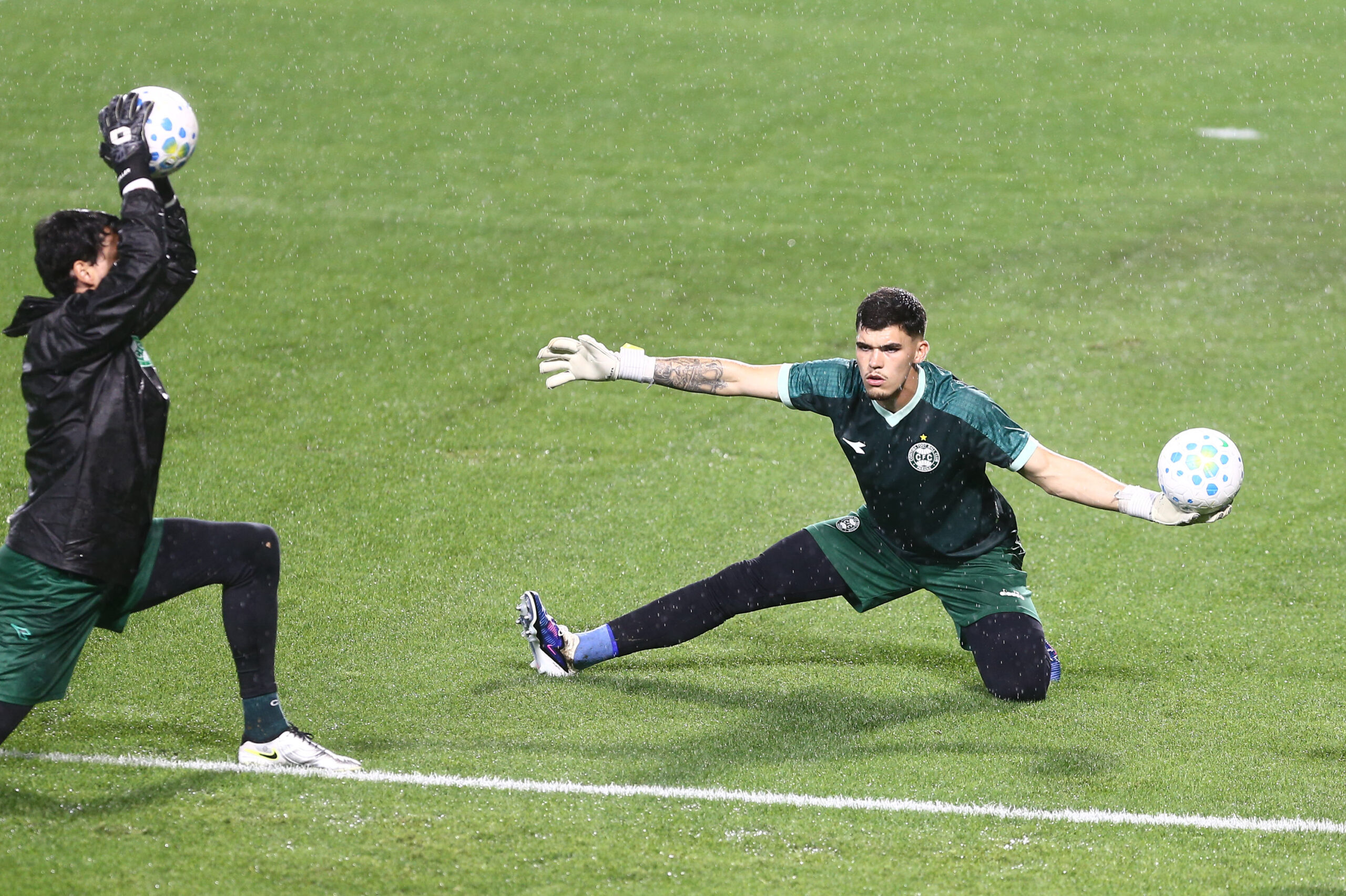 Zagueiro convocado faz gol em clássico; novo goleiro da Seleção falha