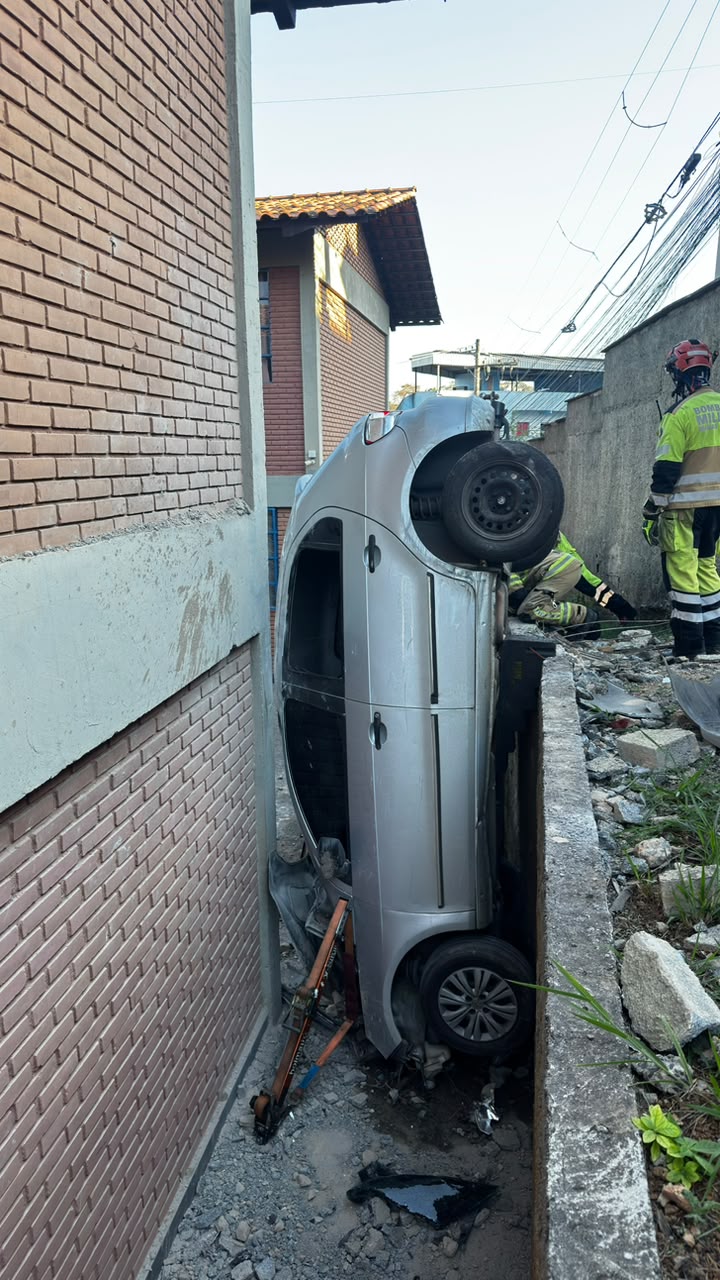 Idoso perde controle de carro e bate contra muro de escola municipal
