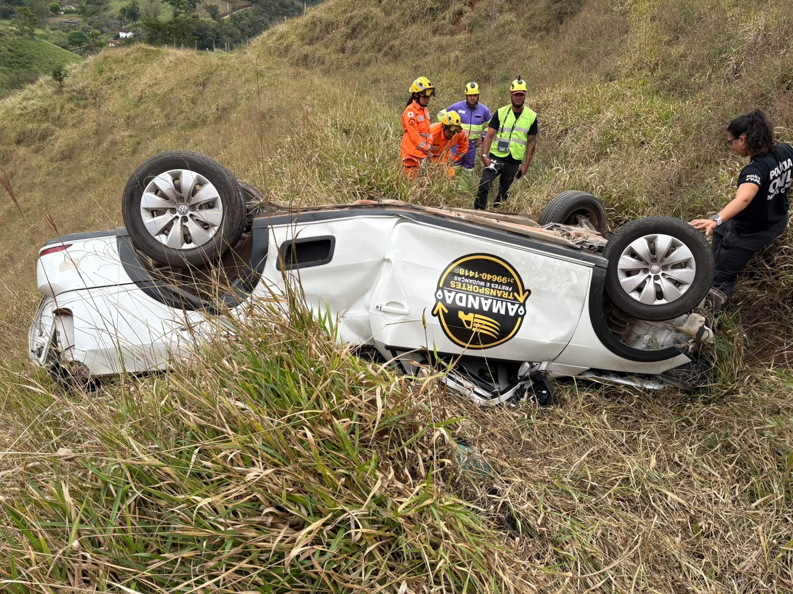Pai e filho desaparecidos são encontrados mortos após capotar carro