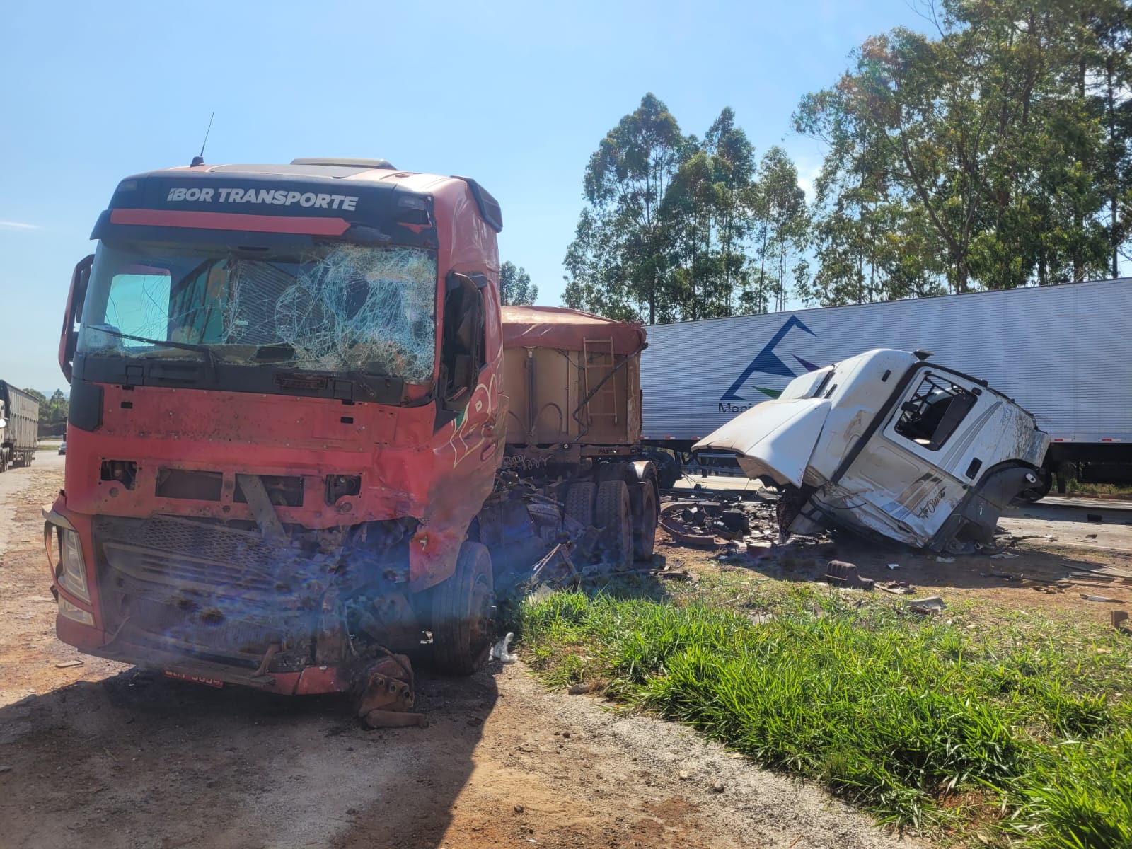 Acidente entre duas carretas interdita pista e deixa dois feridos na BR-040