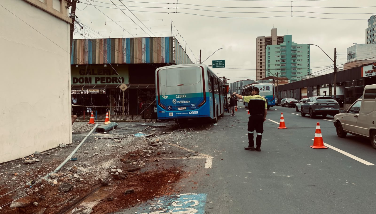 VÍDEO: ônibus bate em poste e fere mulher após motorista passar mal