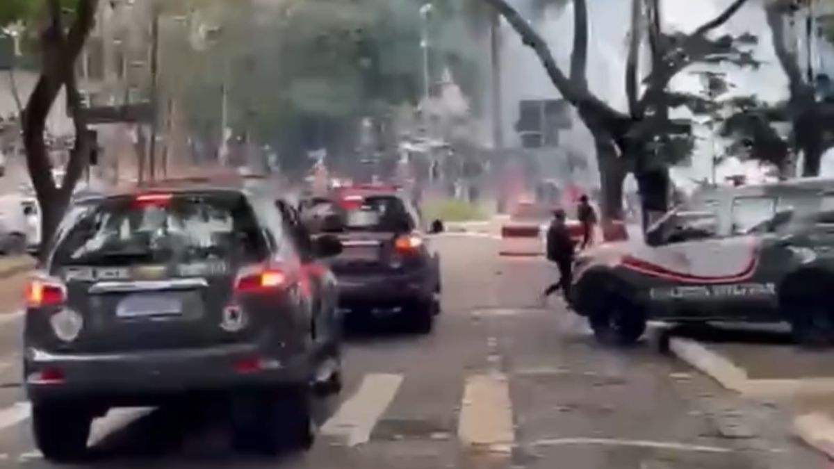 Protesto contra Tarcísio é dispersado com bomba e spray de pimenta em SP