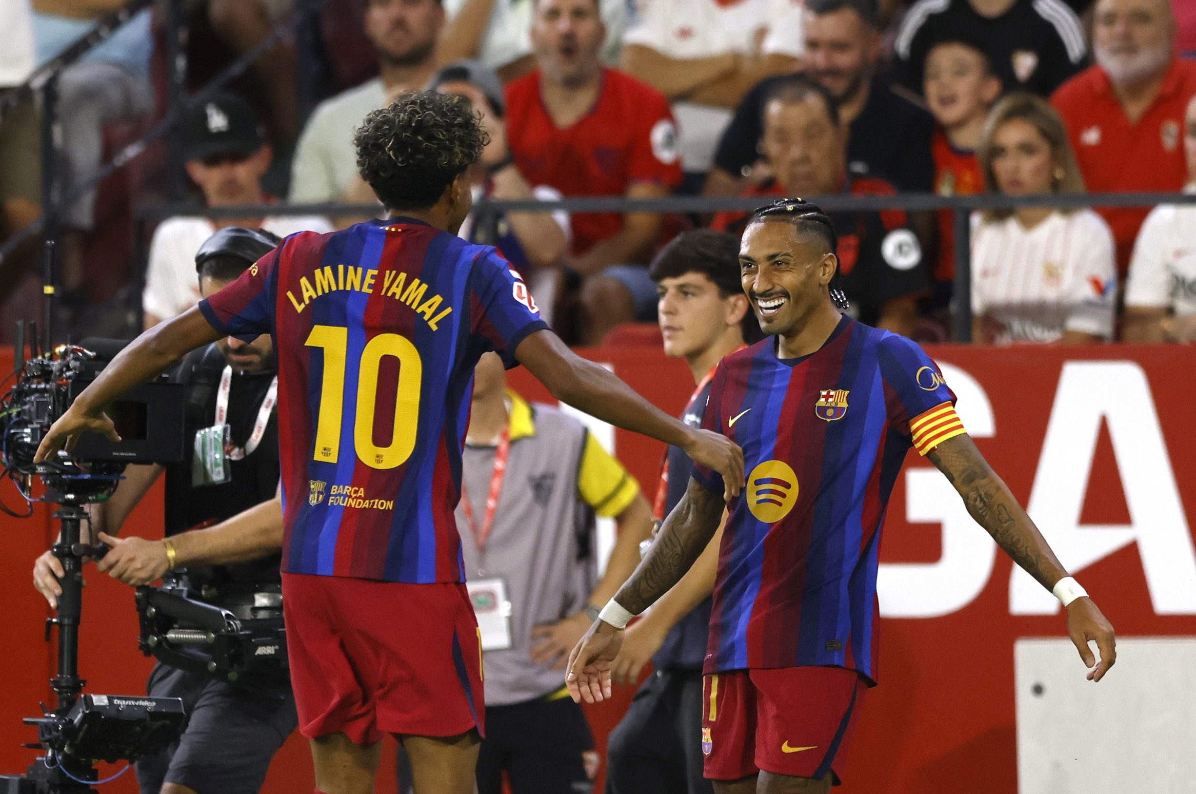 Barcelona vence o Sevilla com hat-trick de Raphinha e mantém 100% em LaLiga