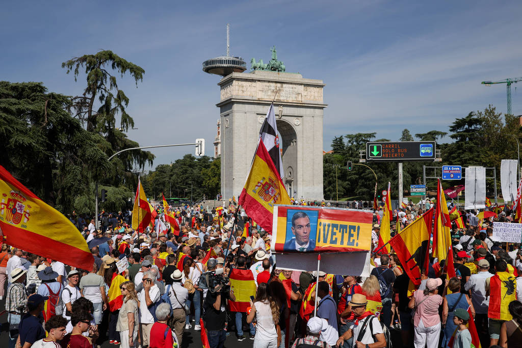 Protesto reúne milhares em Madri contra gestão de crise em Ceuta