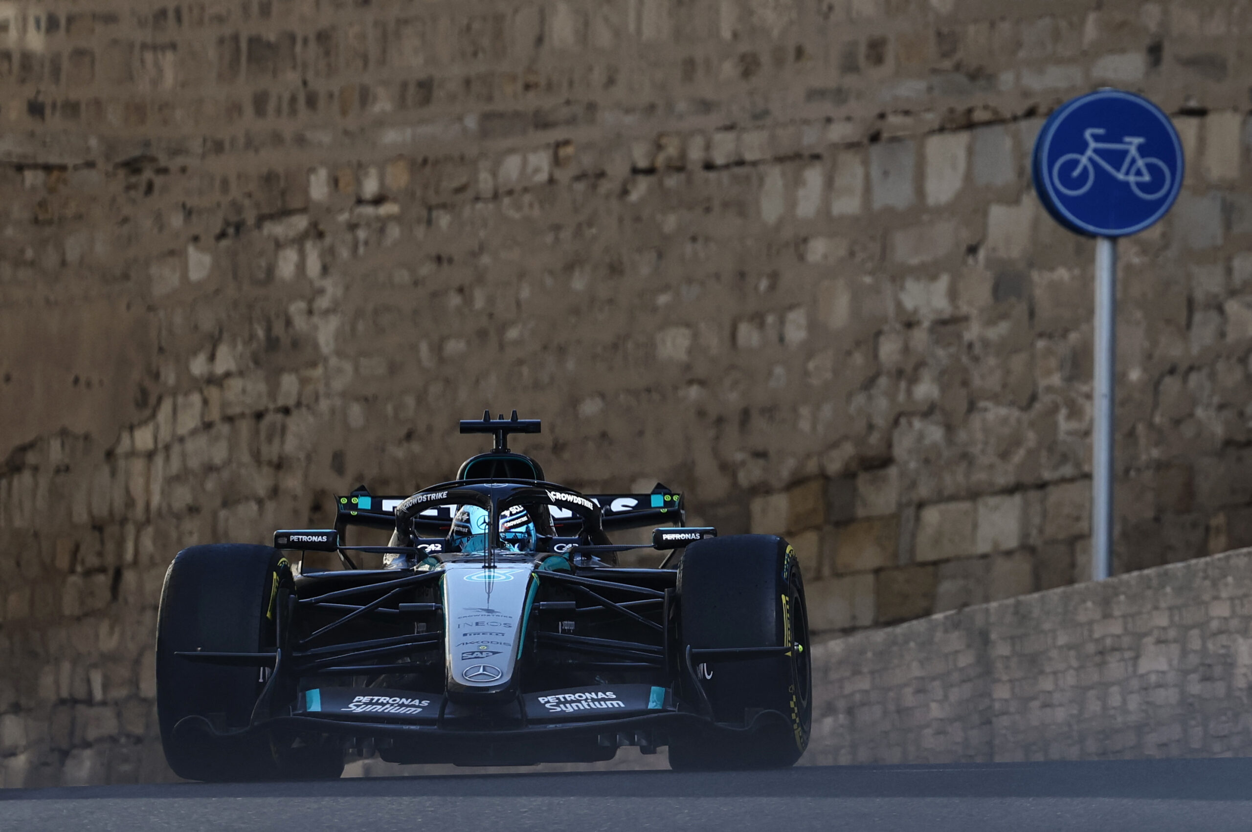 Russell lidera TL2 e domina dia de treinos em Baku; Bortoleto é 14º