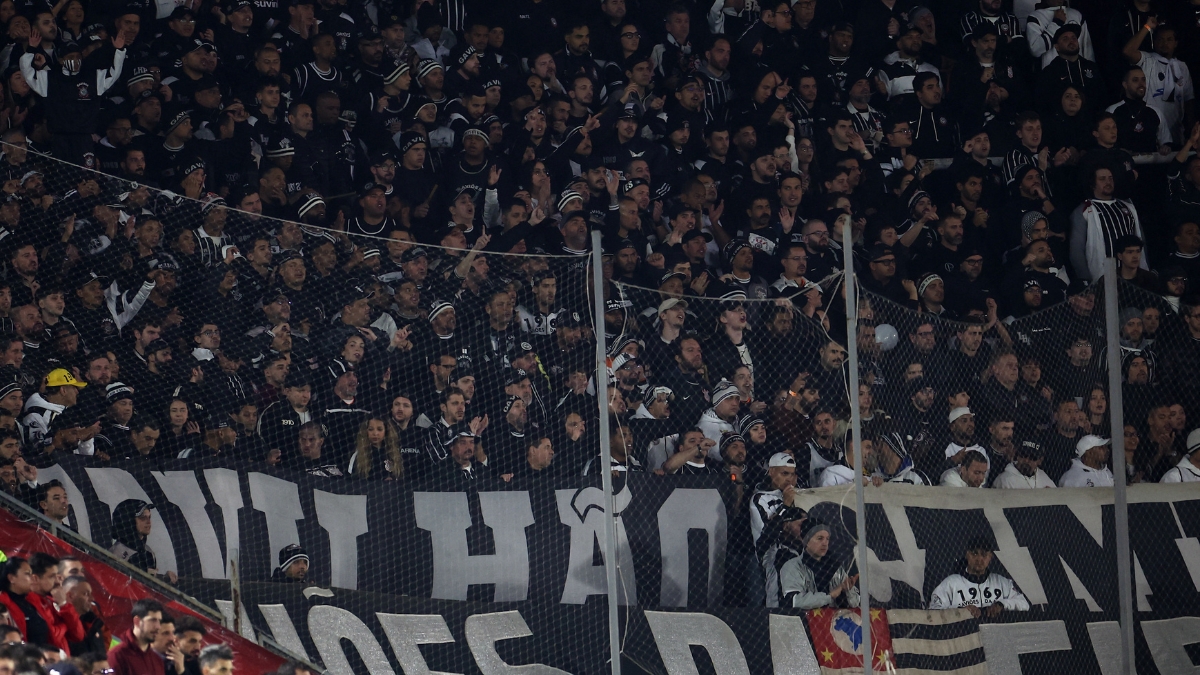 Jornalistas e torcedores do Corinthians são alvos de racismo na Argentina