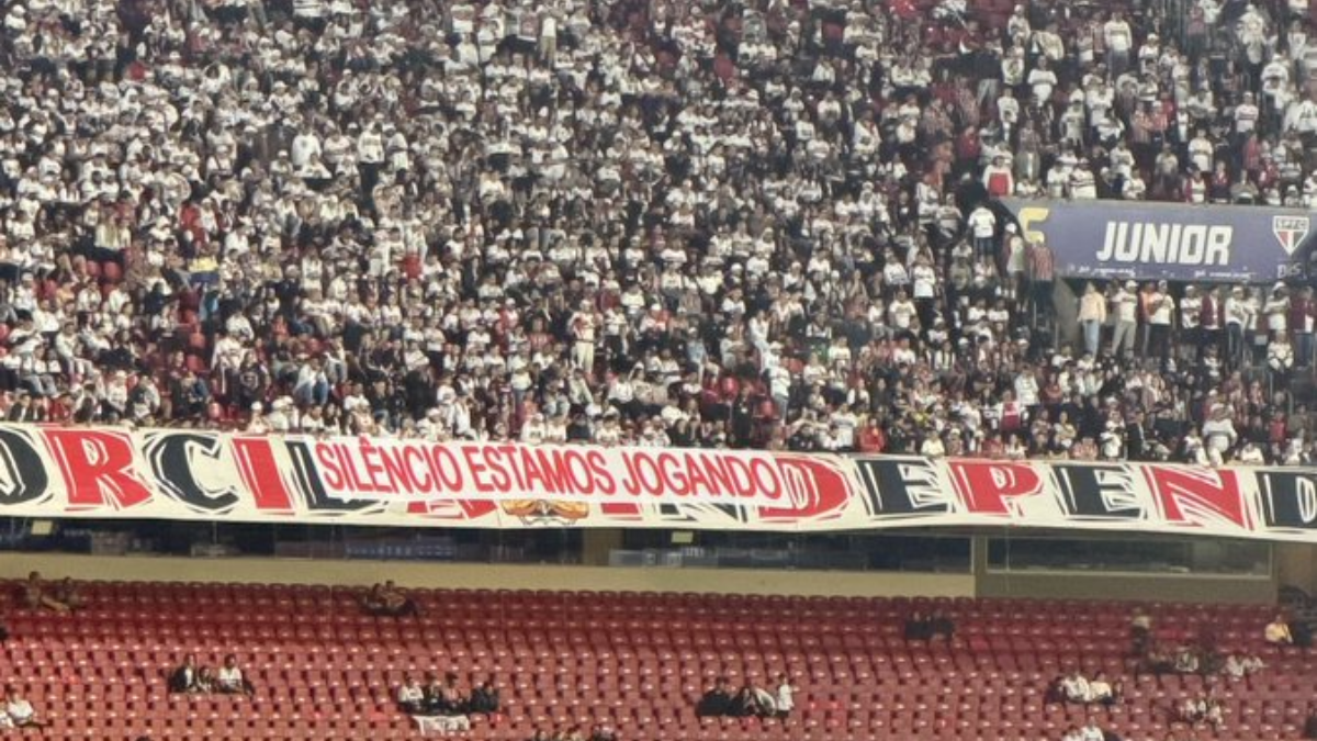 Silêncio, estamos jogando: torcida do São Paulo protesta em jogo; assista