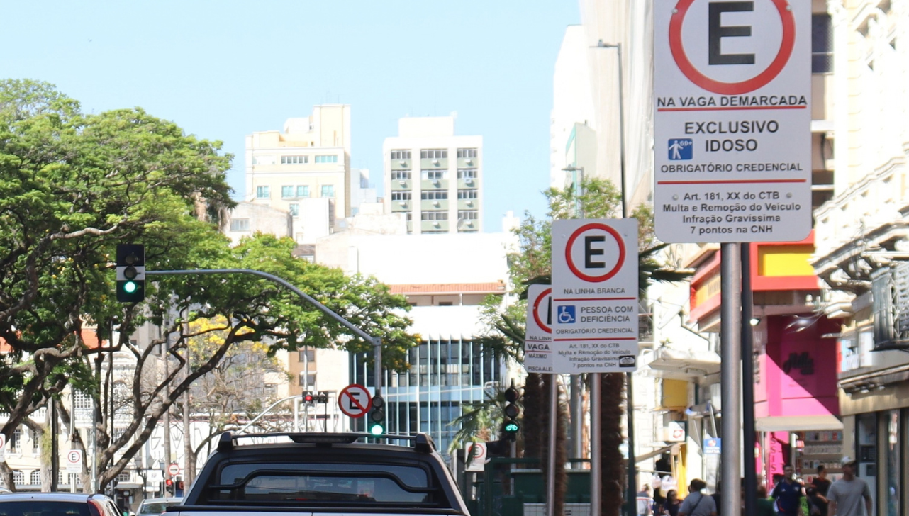 Campinas soma quase 1,8 mil infrações em vagas para idosos e PCDs