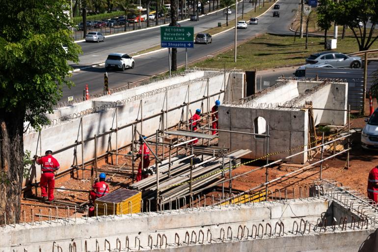 Obra no Trevo do Belvedere entra em nova fase após içamento de vigas