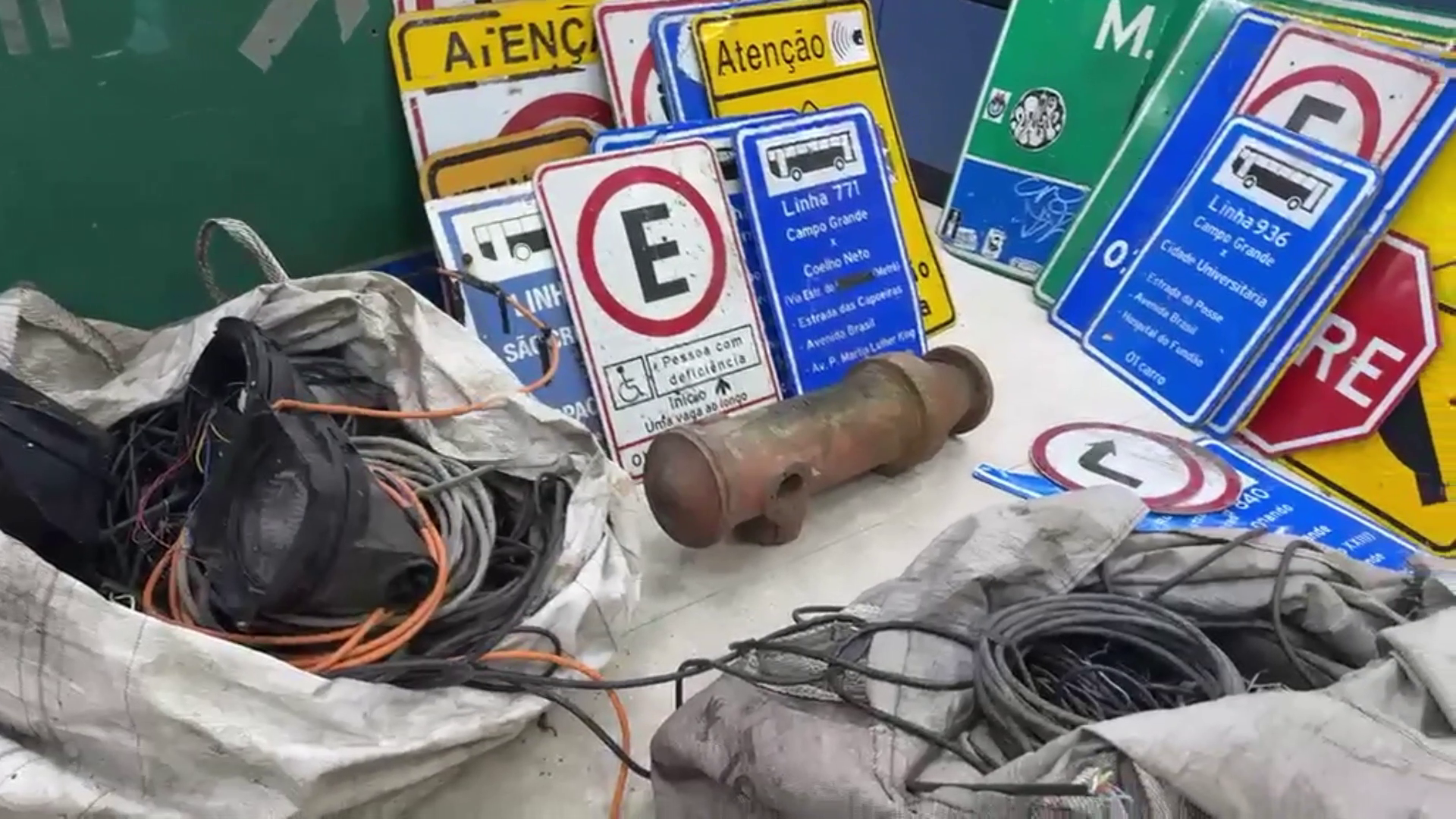 Polícia encontra mais de 400 placas e semáforos da CET-Rio em ferro-velho